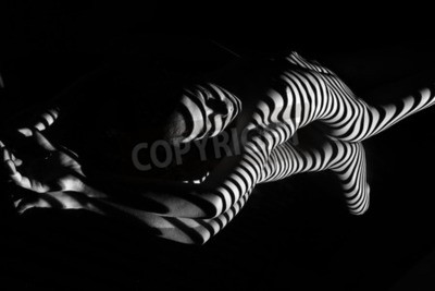 Canvas De naakt vrouw en haar reflectie met zwart-witte gestreepte strepen. Zwart-wit foto gemaakt met de projector