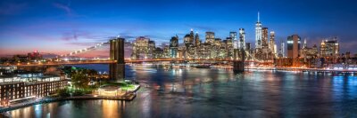 De skyline van de stad New York en de Brooklyn Bridge