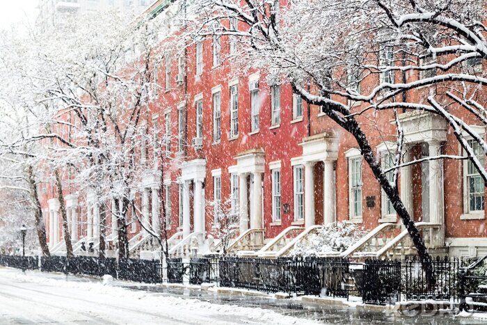 Canvas De sneeuwscène van de de winterstraat met historische gebouwen langs het Vierkante Park van Washington in de Stad van Manhattan, New York
