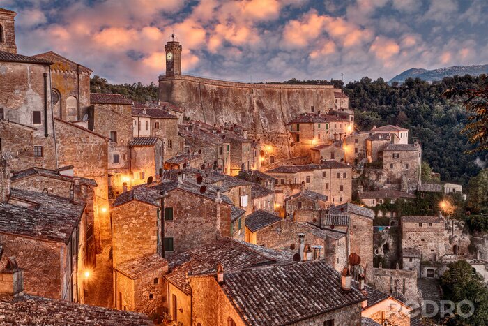 Canvas De Toscaanse stad Sorano in de ochtend