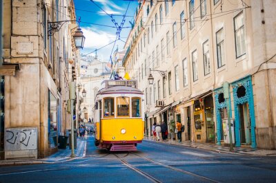 Canvas De tram en de straten van Lissabon