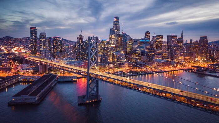 Canvas De verlichte Bay Bridge en de skyline van San Francisco 's nachts