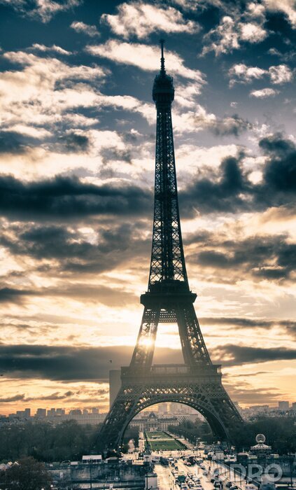 Canvas Donkere architectuur op de achtergrond van wolken