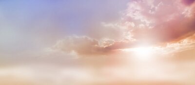 Canvas Dromerige Romantische lucht scape - mooie brede perzik en schemerige lichtblauwe hemel en cloud scape met een uitbarsting van de zon die uit onder de wolk basis met voldoende ruimte kopie