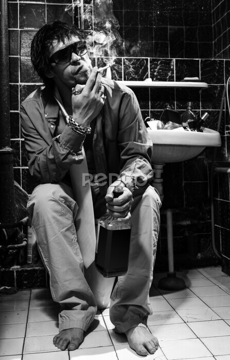 Canvas Dronken man zit in een toilet met een alcohol fles