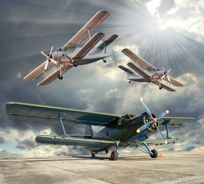 Dubbeldekkers in een bewolkte lucht