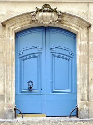 Een blauwe deur in Parijs