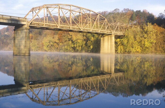 Canvas Een boogbrug en de herfst bomen tot uiting in een rivier, Tennessee