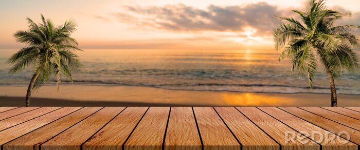Canvas Een houten platform met een strand op de achtergrond