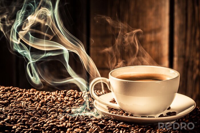 Canvas Een kopje koffie op verspreide bonen