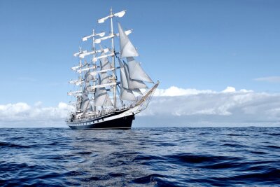 Een machtig schip in de blauwe zee