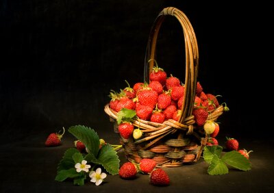 Een mand met wilde aardbeien