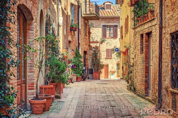 Canvas Een steegje in een oud stadje in Toscane, Italië