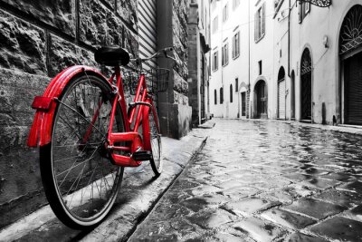 Een straat in de stad en een rode fiets