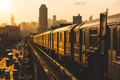 Een trein die bij zonsondergang door New York rijdt