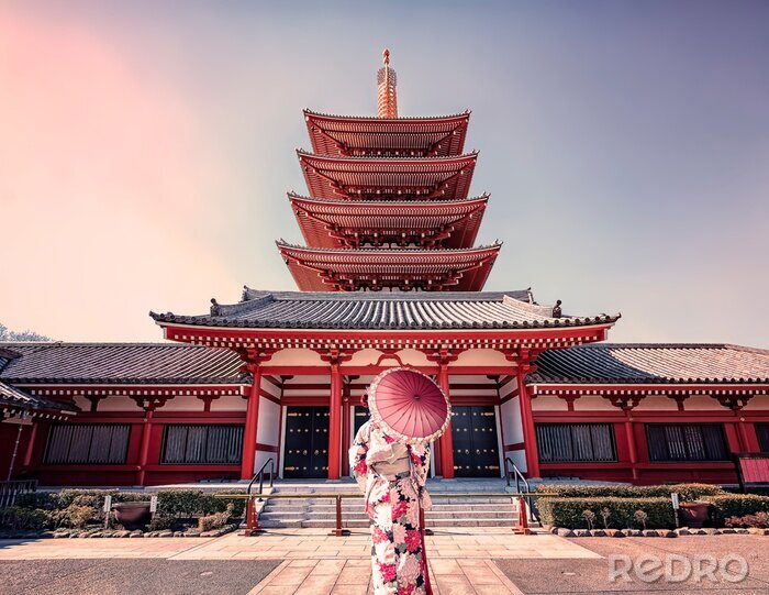 Canvas Een vrouw voor een tempel in Tokio