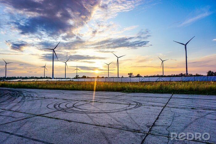 Canvas Erneuerbare Energie - Windräder / Windmühlen erzeugen Umwelt freundliche Energie. - Windpark & Photovoltaik Anlage produzieren Windenergie & Sonnenenergie bei Abendrot