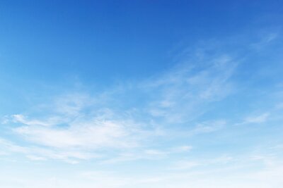 Canvas Fantastische zachte witte wolken tegen de blauwe hemel achtergrond