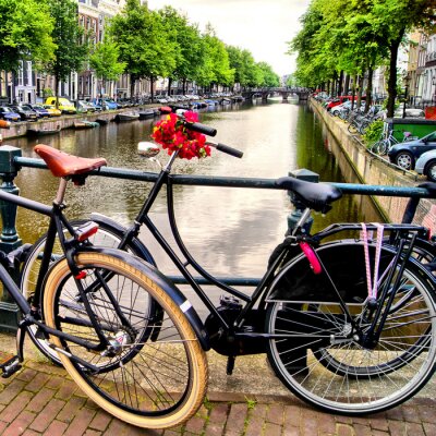 Fiets langs een kanaal in Amsterdam, Nederland