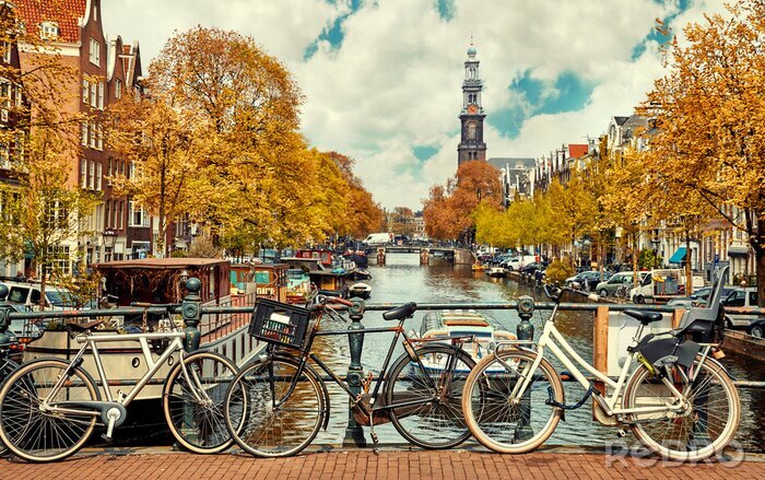 Canvas Fietsen op de achtergrond van de stad Amsterdam
