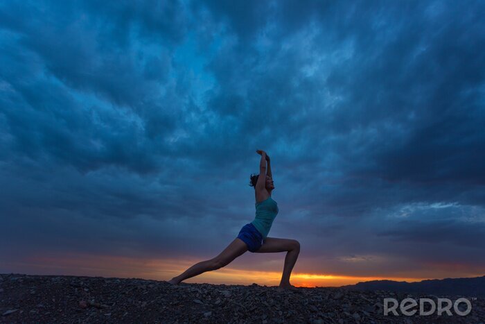 Canvas fitness yoga op de achtergrond van de lucht
