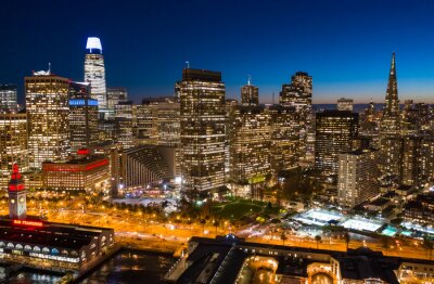 Gebouwen aan de skyline van San Francisco bij nacht