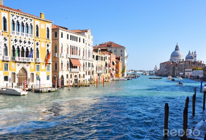 Canvas Gebouwen en boten op het Venetiaanse kanaal