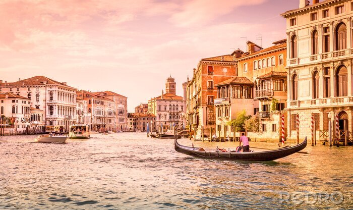 Canvas Gebouwen en gondels op het kanaal van Venetië