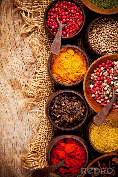 Canvas Gekleurde kruiden op een houten tafel
