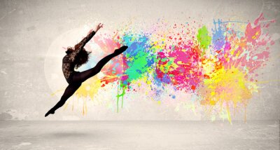 Canvas Gelukkig tiener springen met kleurrijke inkt splatter op stedelijke backg