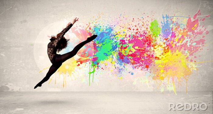 Canvas Gelukkig tiener springen met kleurrijke inkt splatter op stedelijke backg