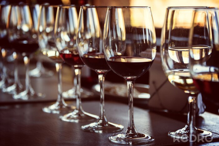 Canvas Glazen met ingeschonken wijn