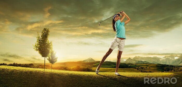 Canvas Golfspeler vrouw raakt de bal op het landschap mooi