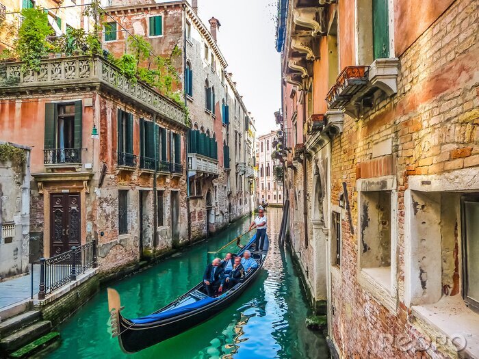 Canvas Gondel in een smal kanaal in Venetië