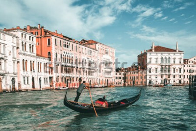 Canvas Gondel tussen gebouwen in Venetië