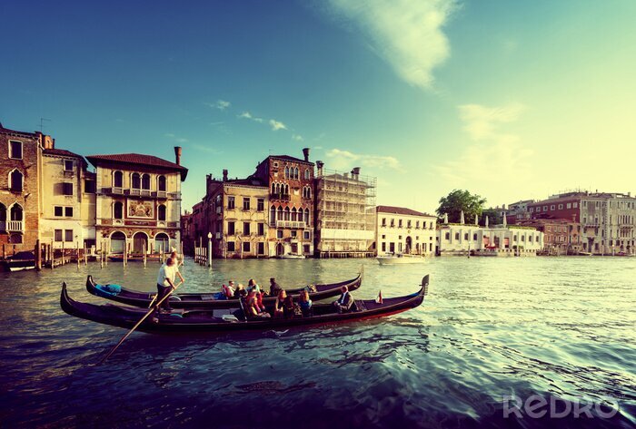 Canvas Gondels met toeristen in Venetië