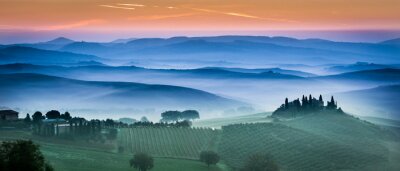 Groene velden en weiden bij zonsondergang in Toscane