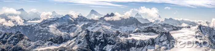 Canvas groot panorama van de rivier de Montagne enneigées des Alpes suisses