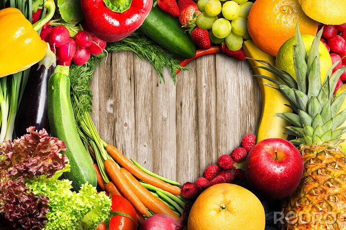 Canvas hart in het midden van groenten en fruit