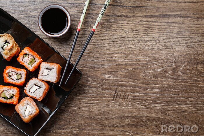 Canvas Het broodje van sushi met eetstokjes