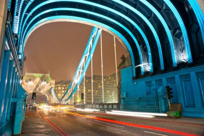 Het interieur van de Tower Bridge 's nachts