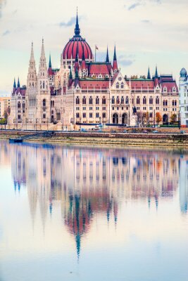 Het parlement van Boedapest bij zonsopgang, Hongarije