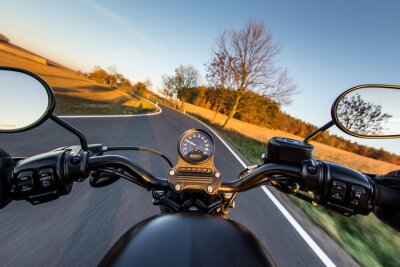 Canvas Het uitzicht over het stuur van een versnelling motorfiets
