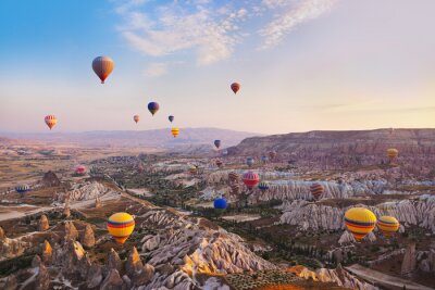 Hete luchtballon die over Cappadocia Turkije