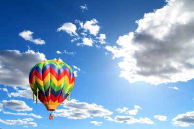 Canvas heteluchtballon over bewolkte hemel