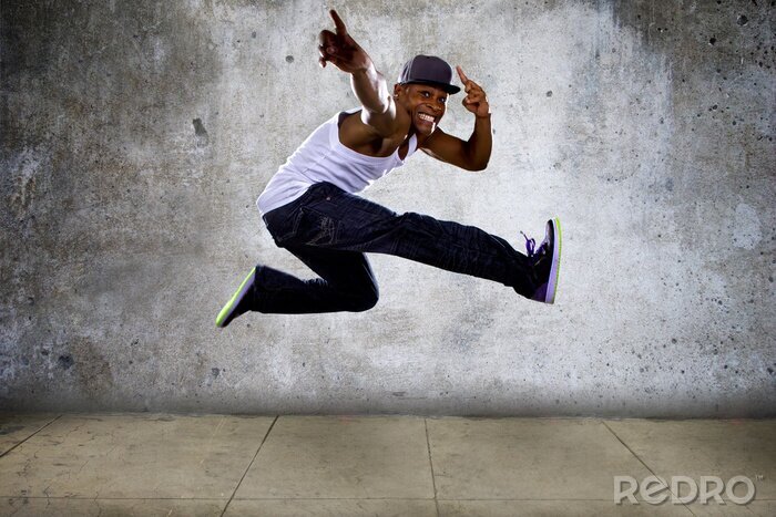Canvas hip hop danser springen hoog op beton