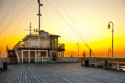 Houten gebouw op de pier