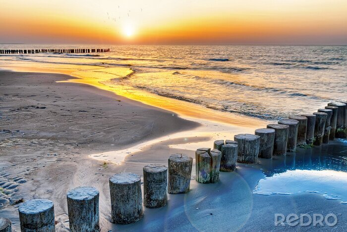 Canvas Houten golfbreker bij de zee