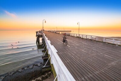 Houten pier met rijdende fietser