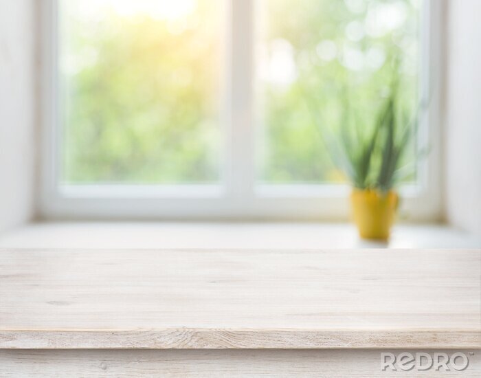 Canvas Houten tafel op een wazig herfst raam met plantenpot achtergrond